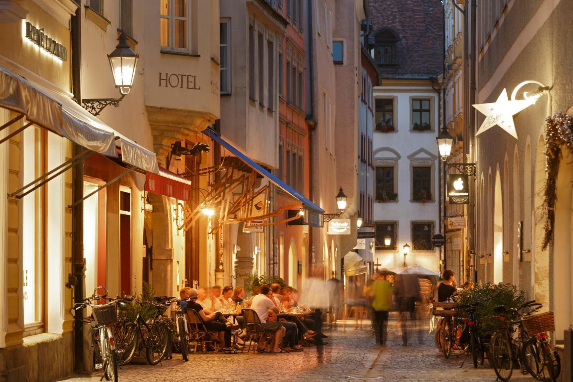Hotel Orphee - Grosses Haus Regensburg Bagian luar foto