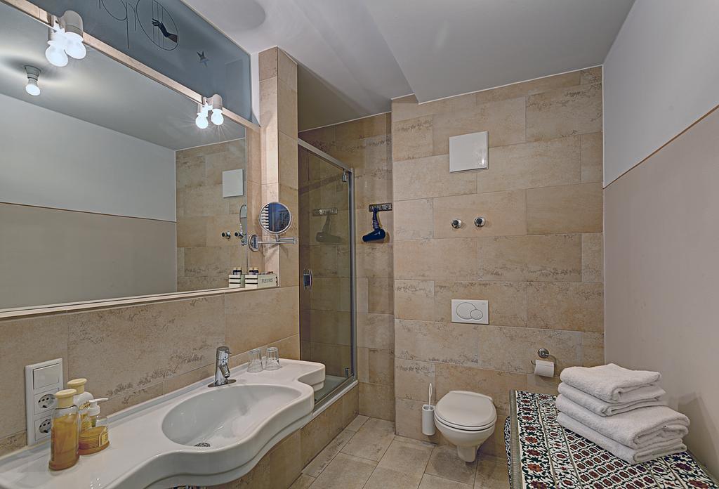 Hotel Orphee - Grosses Haus Regensburg Bagian luar foto