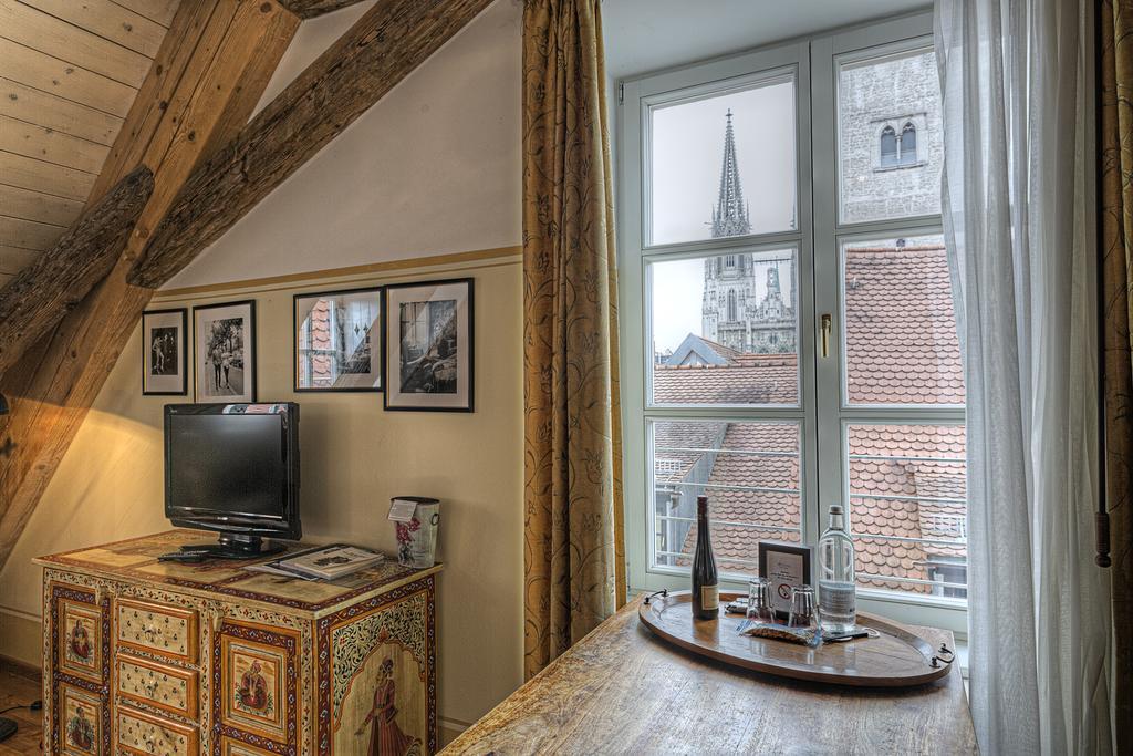 Hotel Orphee - Grosses Haus Regensburg Bagian luar foto