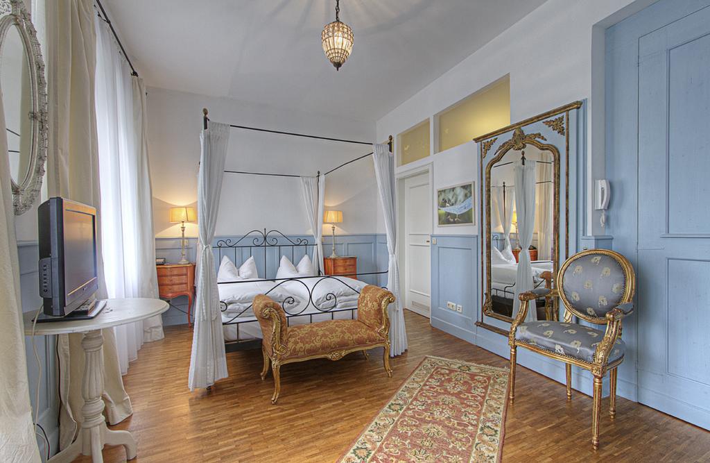 Hotel Orphee - Grosses Haus Regensburg Bagian luar foto