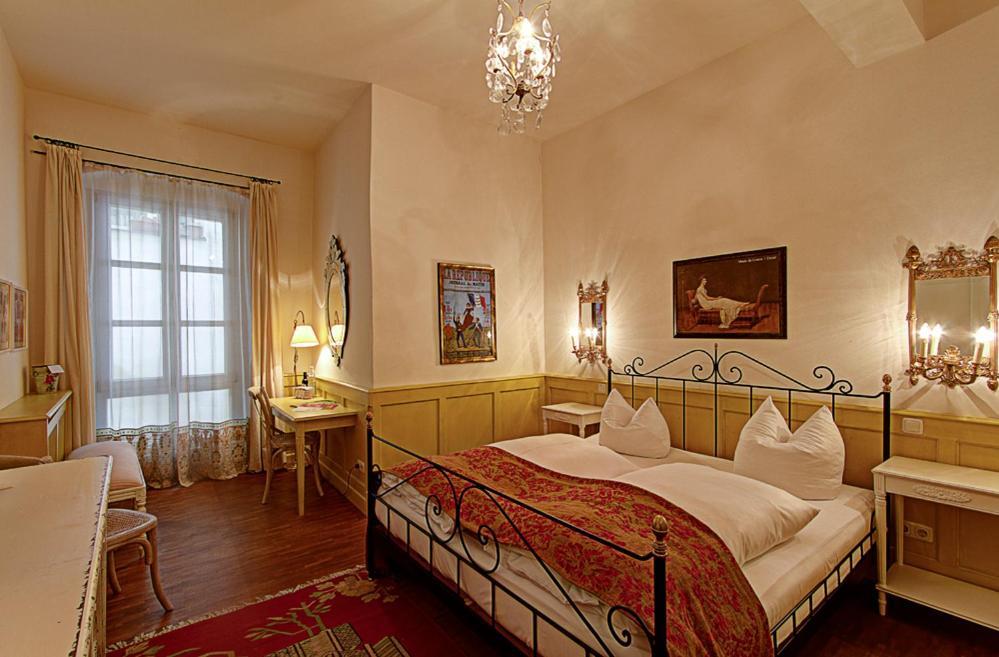 Hotel Orphee - Grosses Haus Regensburg Bagian luar foto
